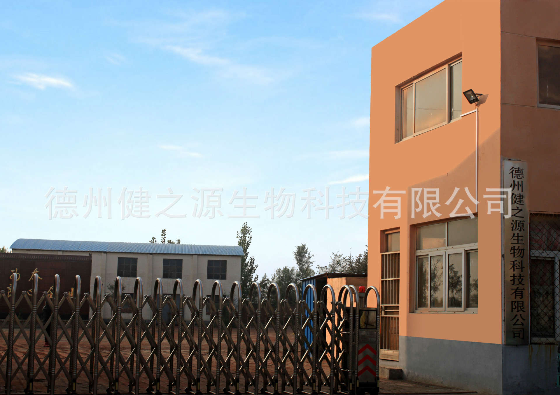 德州健之源生物科技有限公司是一家专业生产营养素补充剂、SC营养食品公司，业务范围包括固体饮料、压片糖果、代用茶、冲剂以及各种膳食养生健康食品的生产代工、OEM、 ODM等。公司占地五十余亩，厂区建筑面积4000余m2，内设生产车间、质量控制室、产品检测中心、阴凉仓库、办公用房及辅助用房。生产车间总面积1000余m2，其中保健食品GMP 净化车间600m2，裸藻片代加工 裸藻复合压片糖果OEM  食品片剂贴牌委托生产厂家 一般生产区400m2；仓储总面积（原辅料仓库、成品仓库、包材仓库等）2500m2，物料分区分库存放；检测分析室（包括理化分析室、微生物检验室、留样观察室等）总面积300m2。办公用房200m2。流水生产线承接粉剂，片剂，袋泡茶，颗粒剂 等剂型的成品、半成品代加工。  公司成立专项实验室，引进山东中医药大学的医药技术部部长等相关专业人员组建科研团队，在分子生物学、微 生物发酵、药食同源、新资源食品研究等方面实行研产一体化，针对不同方向的营养课题进行探讨研究，并将科研成果转化为生产力，为产业化生产提供技术支撑。